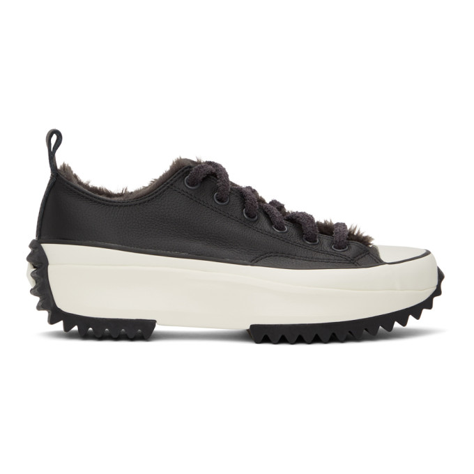 黑色低帮运动鞋，采用粒面皮革面料。白色圆形橡胶趾帽，同色系带。后跟同色皮革提环，内侧透气孔。沿条黑色浸胶条纹，灰色合成毛皮内里。白色橡胶中底，后跟浸胶徽标。黑色纹理橡胶外底。同色五金。供应商配色：Bl