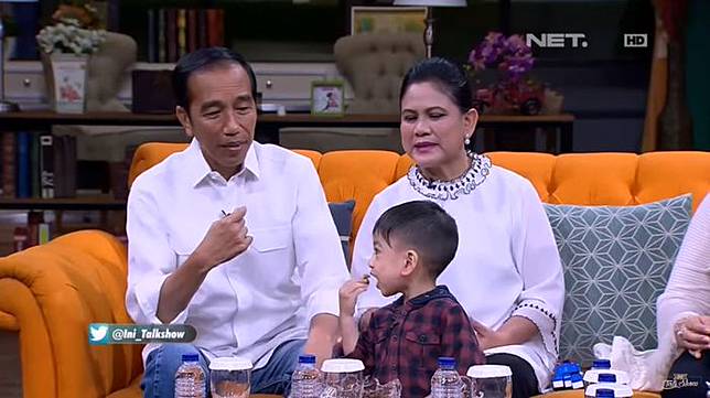 Jan Ethes enggak bisa berhenti nyemil waktu jadi bintang tamu di Ini Talkshow.