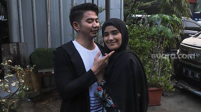 Rizki D'Academy dan istrinya Nadya Mustika bergaya mesra didepan kamera saat ditemui di Kawasan Tandean, Jakarta Selatan, Selasa (21/7). [Suara.com/Alfian Winanto]