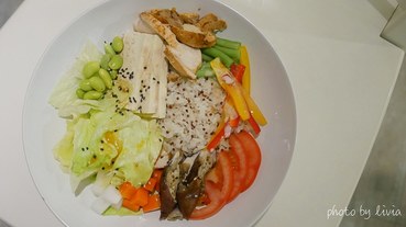 【客製化沙拉】台北松山區 牧牧沙拉 Mooosalad 捷運中山國中站│牧牧把蔬菜沙拉變好吃了！│生銅、低GI、素食者 跟著Livia享受人生