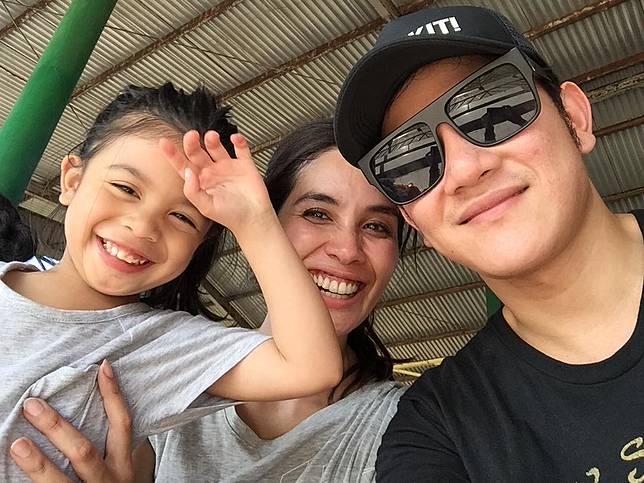 10 Foto Ini Jadi Bukti Vino G. Bastian Ayah Idaman Banget