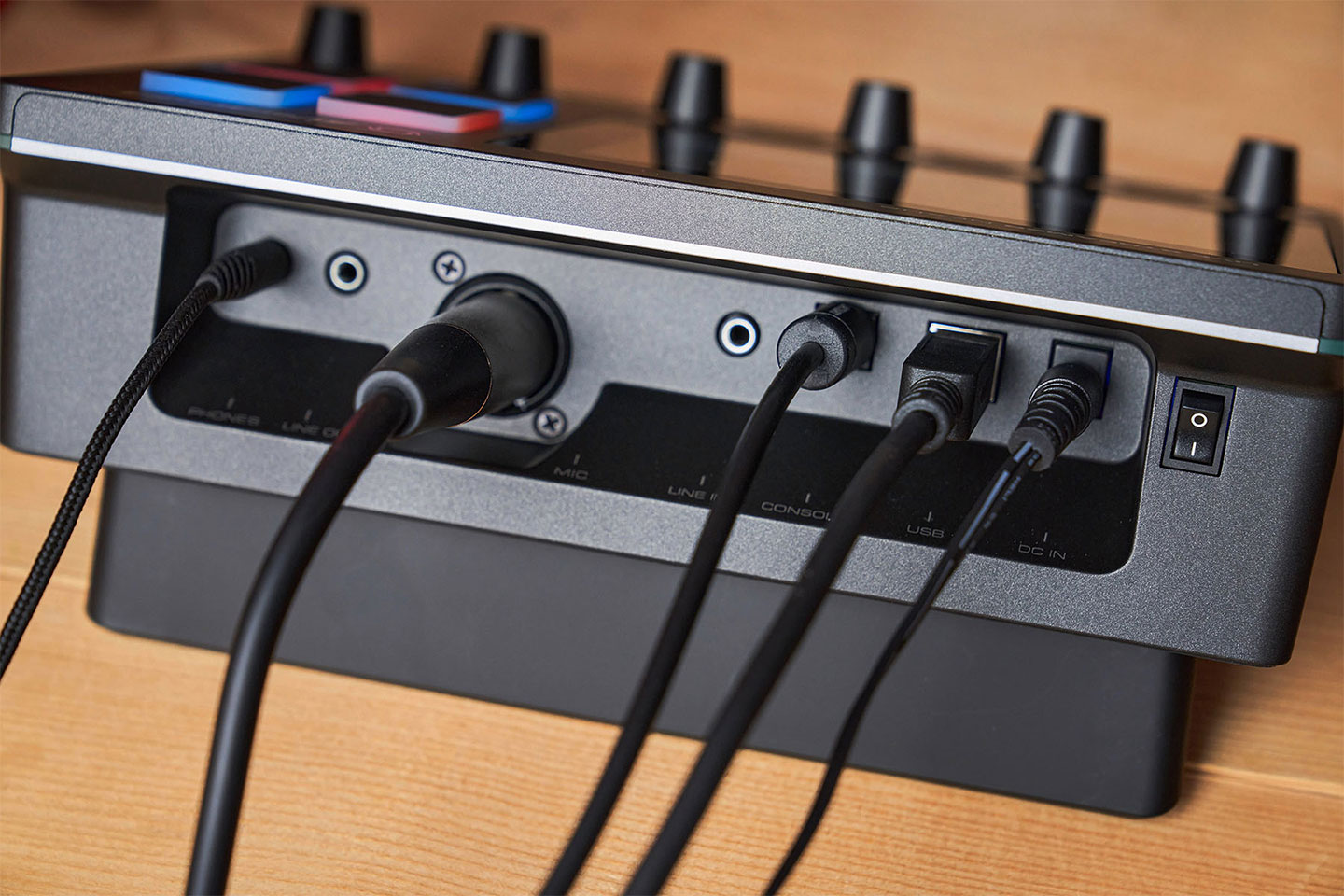 AX310 提供了完善的音訊接口，可以滿足大部份直播情境對於多類音源輸入輸出的需求。