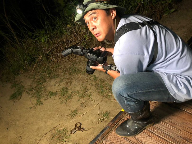 竇智孔看到蛇在進食的珍貴畫面，在鏡頭前強忍鎮定完成拍攝工作。（圖／八大提供）