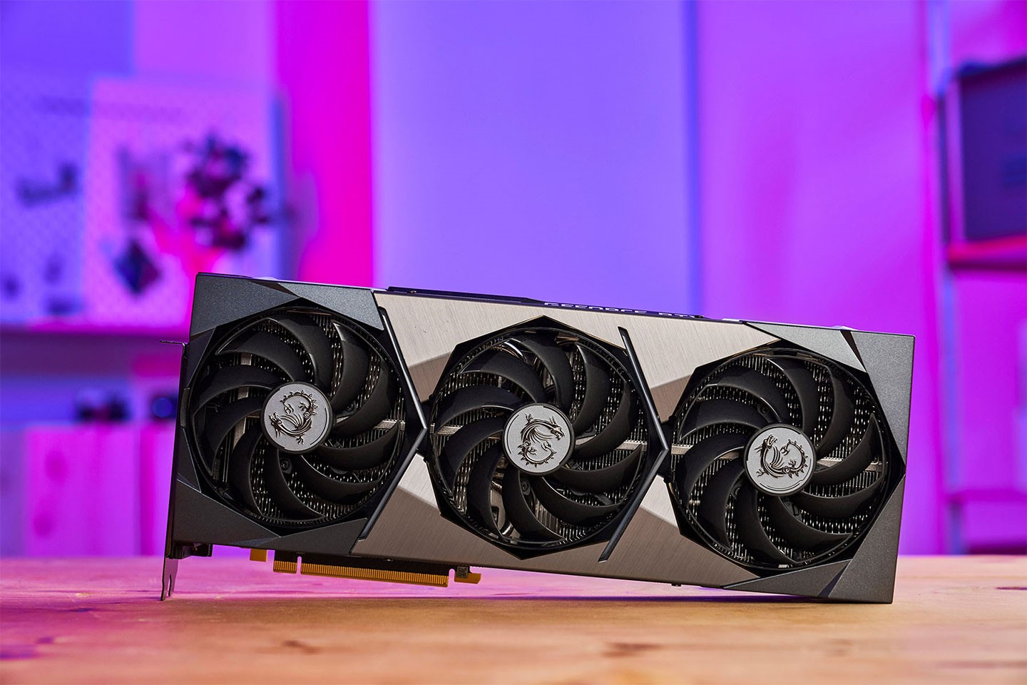 不僅效能表現符合預期，MSI GeForce RTX 3080 Ti SUPRIM X 12G 的外觀設計也不負其旗艦定位！