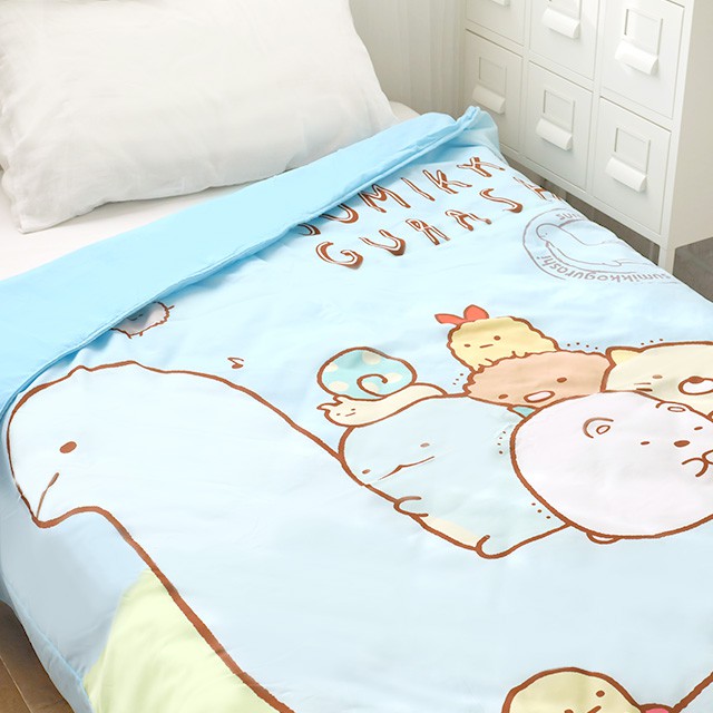 尺寸:180x210cm (6x7尺) 台灣製造觸感柔順、輕盈，帶給您舒適的柔軟觸感內鋪棉兩用被，有拉鍊，四季皆宜。夏天可單蓋鋪棉被套，作涼被使用。冬天可塞入被胎增加保暖度。超療癒角落小夥伴營造溫馨空