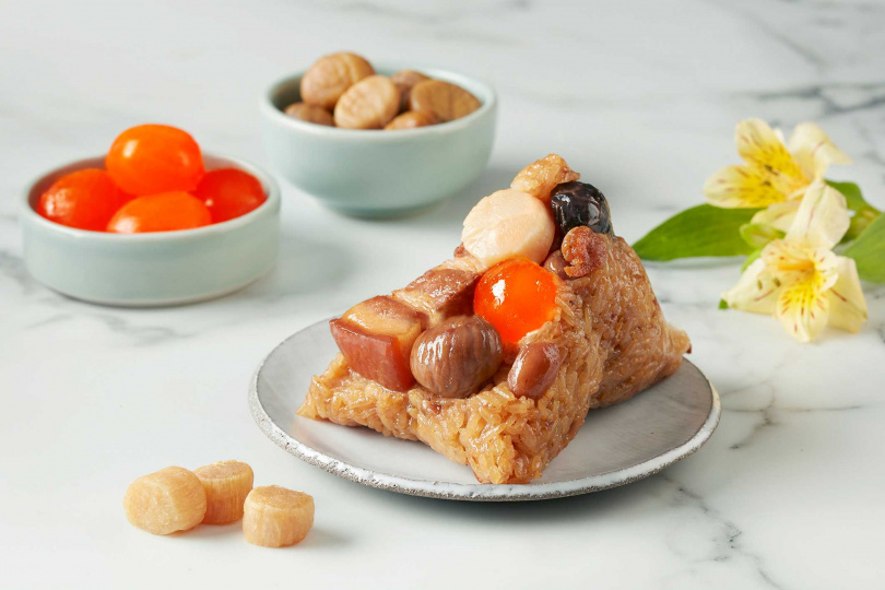 「寒舍台式粽」特選肥瘦交疊的上等豬五花，以獨門老滷燉製入味；搭配埔里香菇、北港花生、鹹蛋黃、黃金板栗及爆香油蔥酥等，香氣誘人。（圖片提供／台北寒舍艾美酒店）