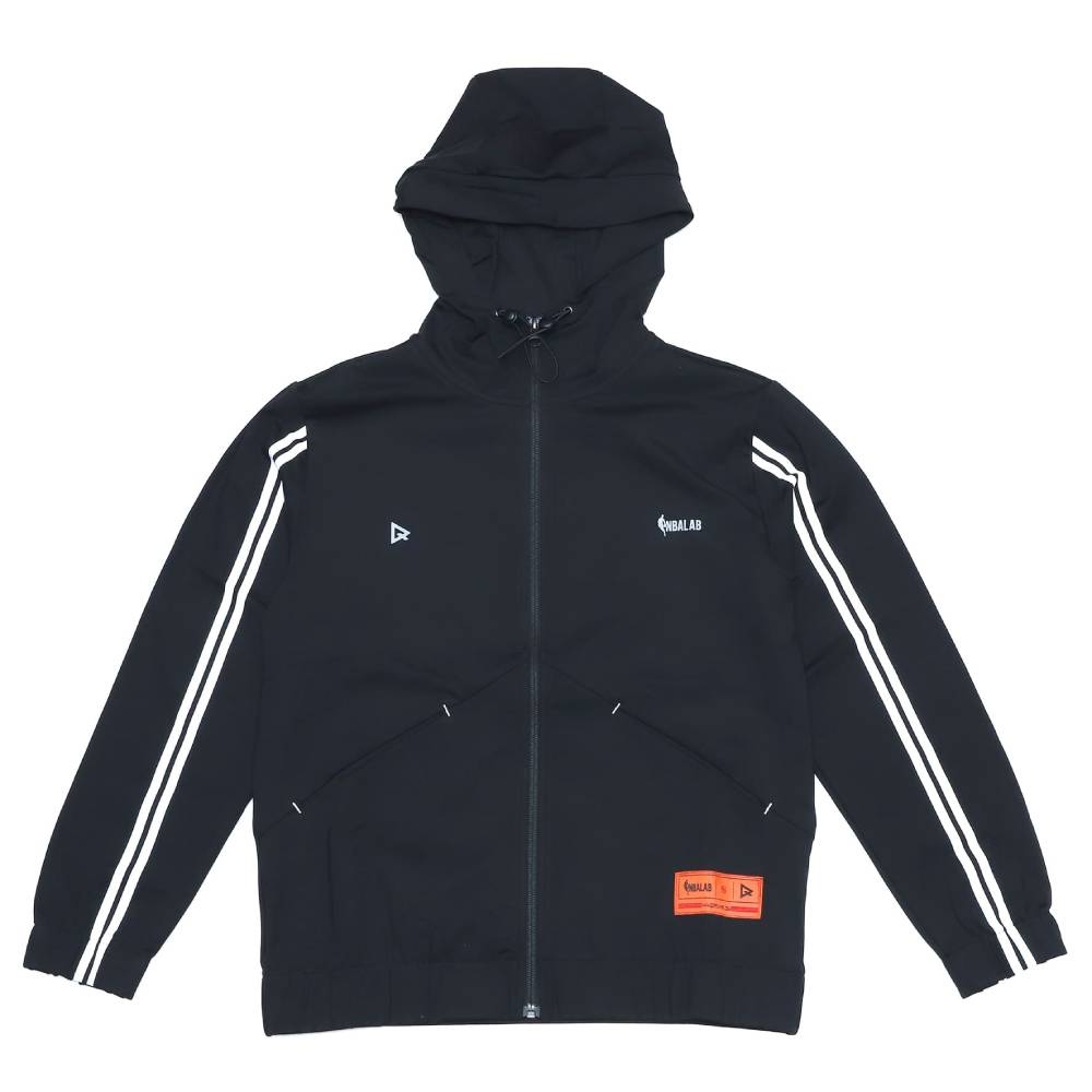 QORExNBALAB聯名系列上市。來自世界流行之都紐約，以女性出發設計的服飾運動品牌，首度登台聯名系列，展現女力運動自信新態度。袖子織帶具有拉長線條的效果。帽子具可調節彈性抽繩。直覺式垂直口袋，不怕