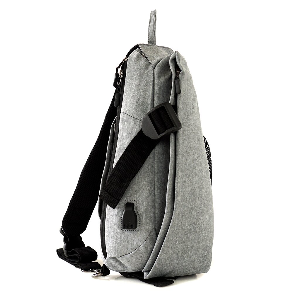 簡約時尚風格，可入羽球拍設計、便利USB耳機孔，多功能收納位、背部及背帶舒適軟墊