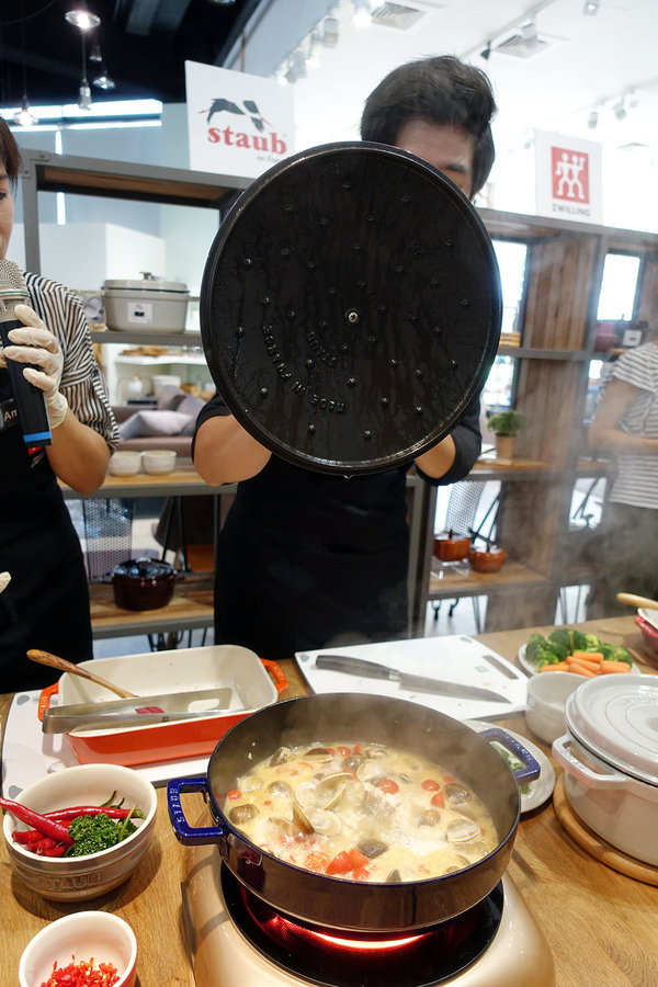 好用鑄鐵鍋推薦-staub鑄鐵鍋，staub鑄鐵鍋松露白新色發表，法國staub鍋、陶瓷餐盤、陶碗缽松露白新品台灣通路首賣momo獨家販售