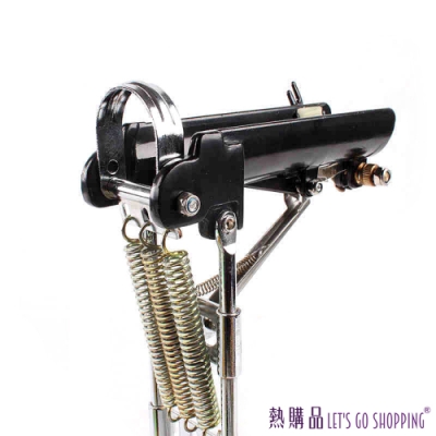 新形觸動系統，靈敏可靠 一體成形工藝，堅固耐用 可拆式彈簧，可依使用喜好拆卸 高碳鋼材插針，適應多種地面 夜光防滑矽膠墊，夜釣方便