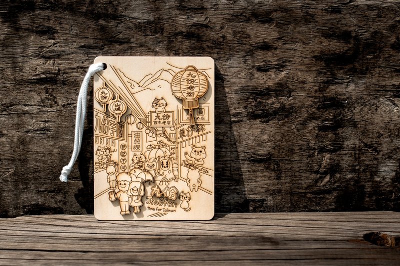 【產品名稱】設計師拼貼完成品『九份老街』 【產品材質】椴木合板、棉繩 【產品尺寸】15 x 11 x 0.6 cm 【產品內容】 底板：九份老街(特製款) 配件(圖案)：九份老街燈籠、九份山城小燈籠(
