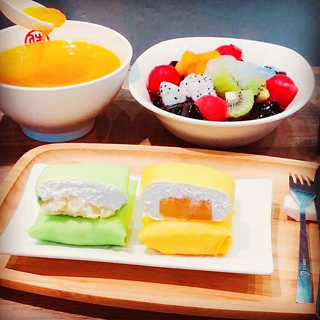 店內的手作糕點「榴槤班戟」(左下)、「芒果班戟」(右下)必吃(圖片提供/滿哥甜品坊)