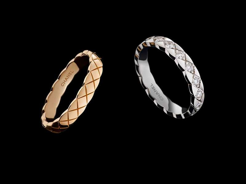 （左）CHANEL「COCO CRUSH系列」18K黃金窄版戒指╱40,000元；（右）CHANEL「COCO CRUSH系列」18K白金鑲鑽窄版戒指╱106,000元（圖╱CHANEL提供）