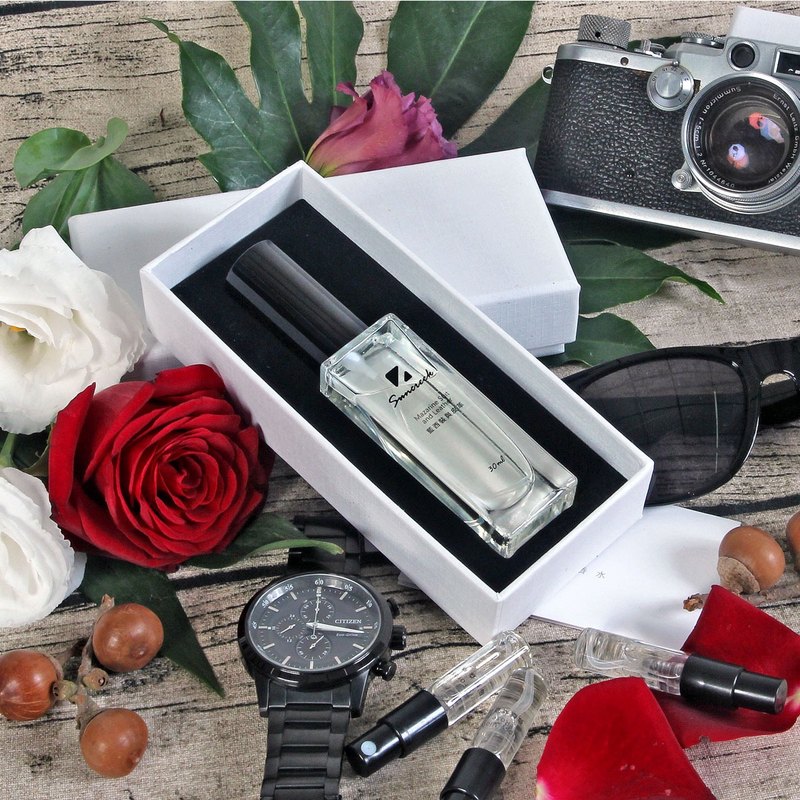 前調:山胡椒、卡不里亞佛手柑 中調:天竺葵、玫瑰、橡苔、蘋果 後調:冬加豆、檀香