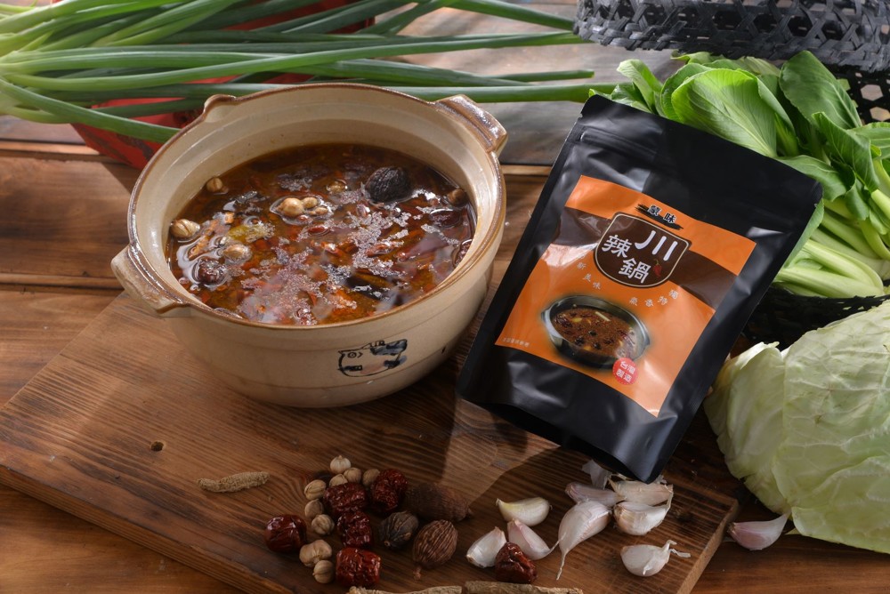 千呼萬喚始出來 嚐溫祛寒溼氣排 南菜川味北菜亨 食在蒙味川湯鍋 ★風味重點：專家自炒辣椒與辣油，切開新鮮生辣椒齊煮加入青花椒獨特果香氣更添鮮爽刺激辣度風味，除了是驅除身體寒濕之氣的好幫手，更兼具了色香