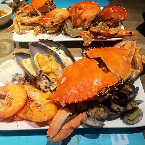 1.全台分店通用 2.已包含服務費，無須在支付其他費用。 3.頂級的高級饗宴、精緻的多國風味 4.海鮮、熱炒、鐵板、和風與甜點等超過200種特色菜餚【使用說明】1.本券優惠限用於「饗食天堂」全台分店，