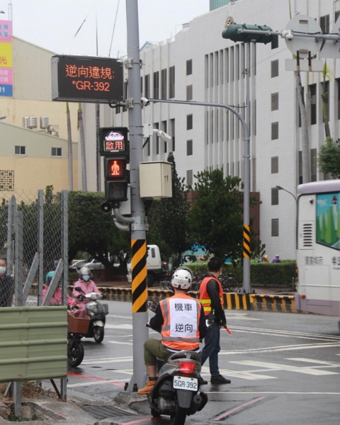 台南啟用全台首座智慧安全路口，即時偵測機車逆行、汽機車闖紅燈、跨越停止線並在看板顯示違規