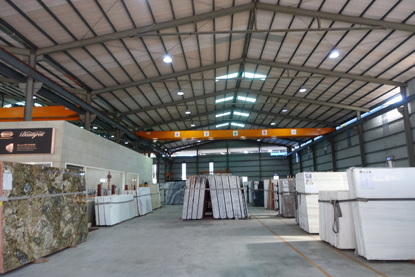 銀狐大理石-八里聯利石材，大理石材推薦，翡翠、瑞士白大理石，白色系大理石，電視牆、玄關、浴室、檯面適用大理石，有礦山自產自銷的大理石材廠推薦