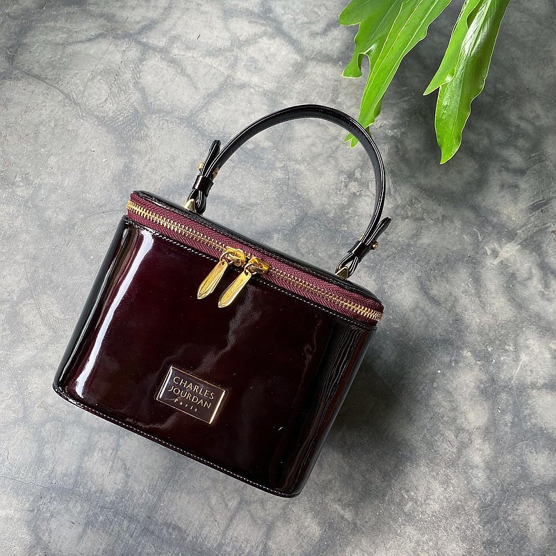 Charles Jourdan漆皮手提化妝箱E66 /約18x13.5x14 公分/提把約12 公分 /內有一開放暗袋 /皮革、外觀、內裡、五金皆有歲月留下痕跡