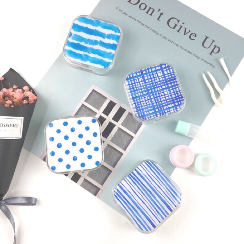 超級清新的藍色夏天都變得很清爽颜色：隨機發貨喔尺寸：6.8X6.8X厚2CM内部配件包括：双联盒、夹子、护理液瓶子、小棒、镜子包装：单个OPP袋子☆使用說明: ⒈雙聯盒、鑷子使用前後請用清水沖洗。 ⒉