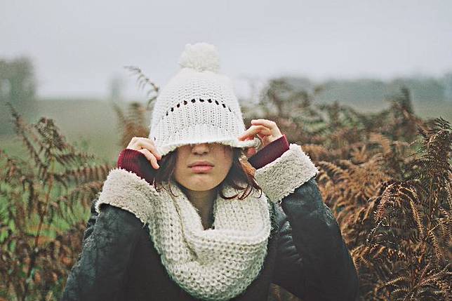 Ilustrasi wanita menyendiri. Unsplash.com/Toa Heftiba