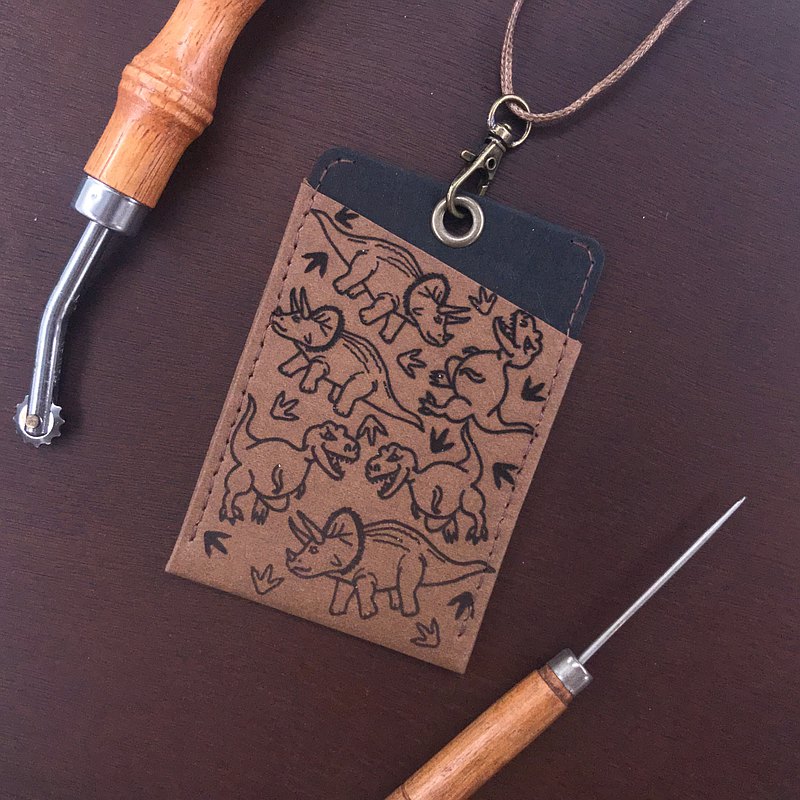 雙面皆可放，可掛在脖子或包包上（附繩子） 尺寸：11cm x 7.5cm