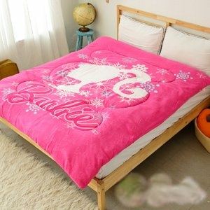 ◇美國正版專利授權◇北海道冬季限定版◇台灣專業外銷紡織廠獨立開發◇貼身保暖，可蓋可墊經濟實惠◇驚喜低價回饋喜愛芭比甜心迷