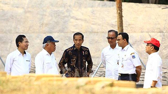 Presiden Jokowi (tiga dari kiri) didampingi tiga menteri dan Gubernur DKI Jakarta Anies Baswedan (dua dari kanan) meninjau fasilitas umum di Kompleks Gelora Bung Karno (GBK), Senayan, Jakarta, Selasa, 16 Oktober 2018. TEMPO/Subekti