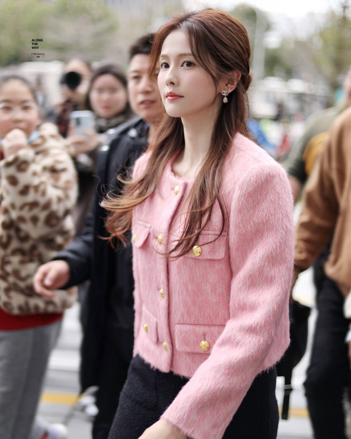 《以愛為營》白鹿戲外7大超減齡穿搭！秋冬亮色系針織衫是關鍵，泡泡袖元素修飾頭身比