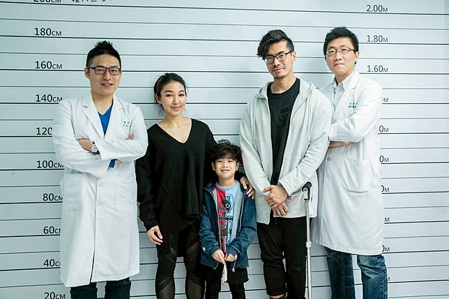 獨 腦中風後首曝光 筋肉爸爸跌倒嚇壞兒子