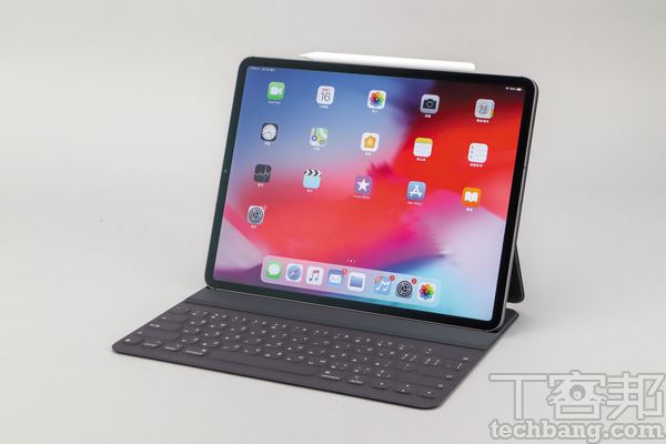 iPad Air及iPad Pro連接鍵盤將iPad與Apple Pencil及Smart KeyBoard智慧鍵盤組合起來，便成了筆電模式，但iPad及iPad mini並不支援。