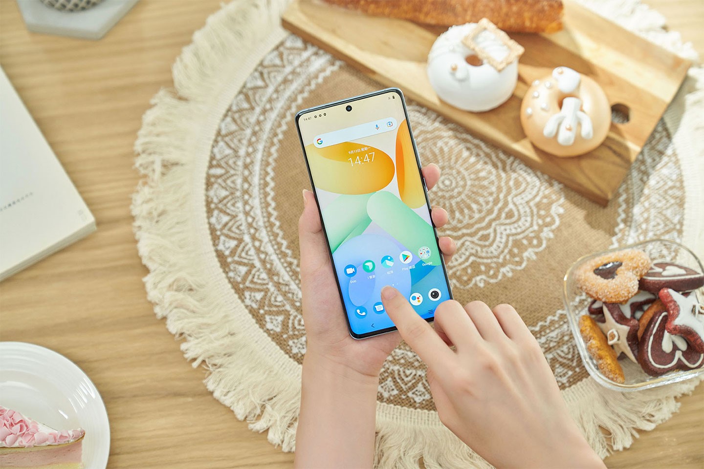 台灣版本的 vivo X70 採用了 FunTouch 操作界面與 Android 11 系統，兼具美觀與易用性。