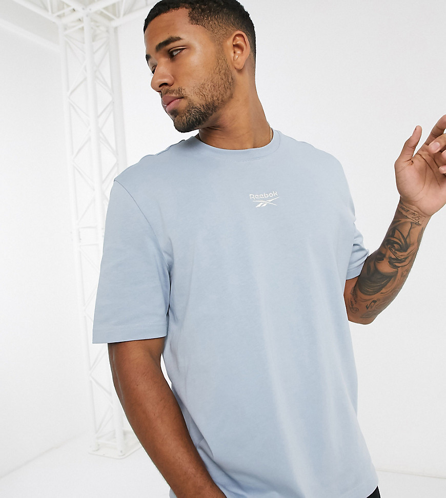 T-shirt by Reebok A fresh addition Crew neck Reebok logo Short sleeves Regular fit True to size Excl