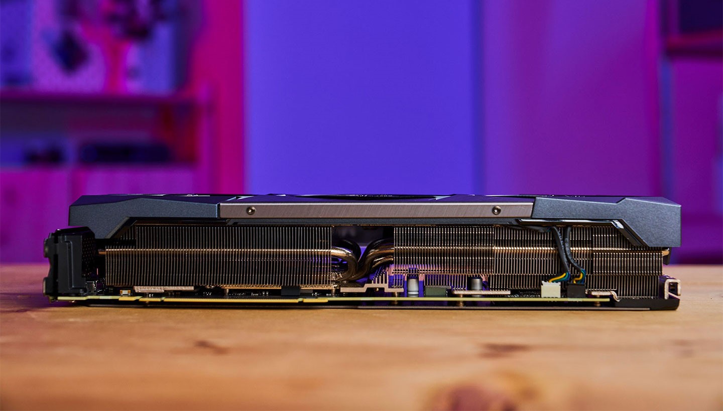 底部配置了一整排散熱鰭片，隱約可以看到內部的熱導管，而這些設計都是為了將 GPU 運行時的高熱帶出，藉此確保系統運行的穩定性。