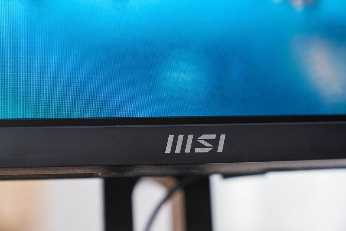 螢幕下方邊框可以看到 MSI 全新的 Logo。