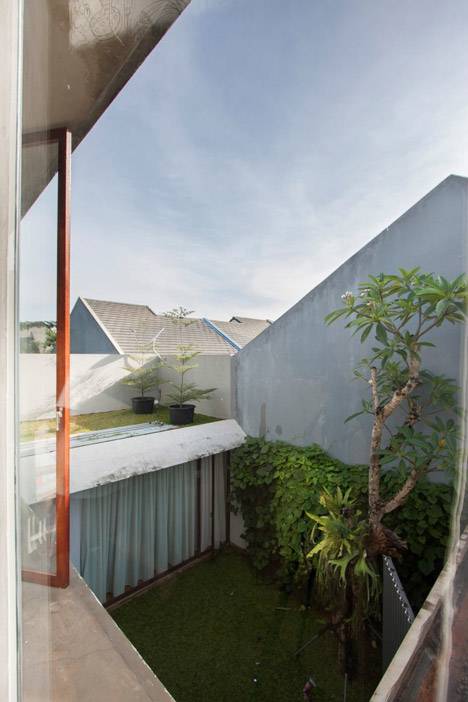 Trimmed Reform House: Rumah Dengan Kantilever Beton di Tangerang