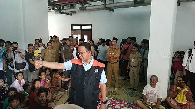 Anies Baswedan di pengungsian korban banjir Jakarta. (Suara.com/Fakhri)