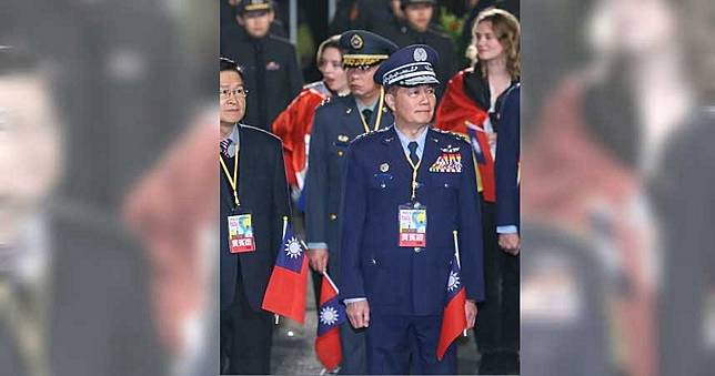 黑鷹失事／意外巧合？元旦升旗典禮沈一鳴手持「降半旗」