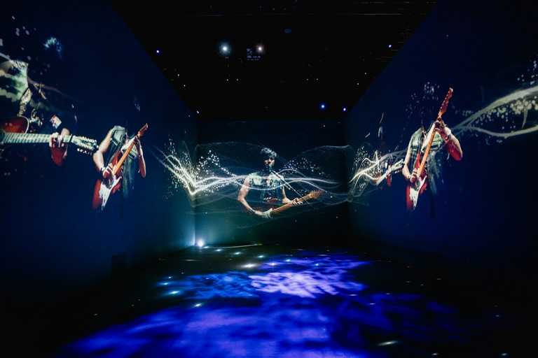 影片中的火車頭象徵「動力火車」兩人，每個車廂代表一首獨特的音樂作品。