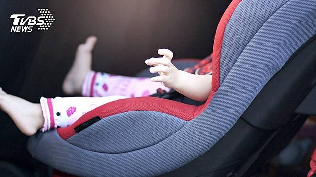 澳洲1名粗心媽媽，竟把2名年幼女兒放在車上曝曬7小時。(示意圖／TVBS)