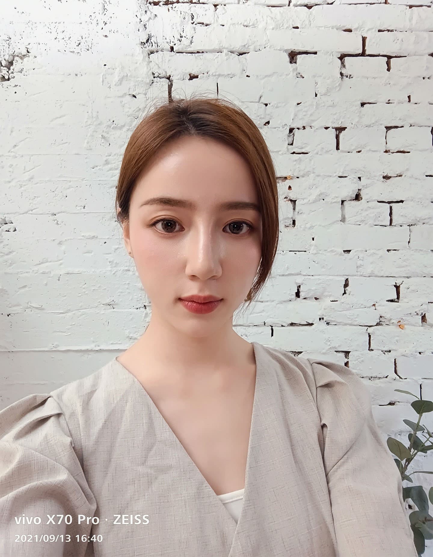實際使用 X70 Pro 拍攝的自拍照，可以看到優化後的膚質效果挺自然的，成像的細膩度也很不錯。