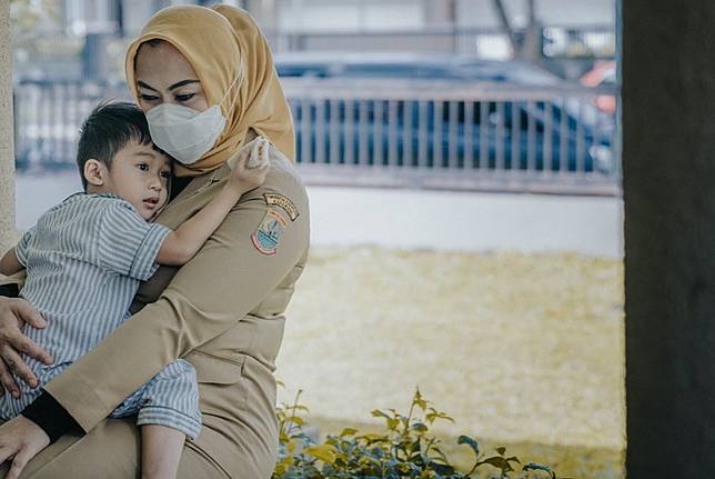 Keenan bersama sang ibunda, Bupati Cellica Nurrahdiana