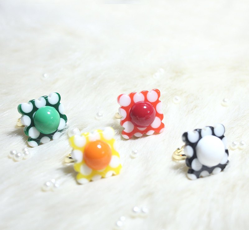 非常復古的撞色搭配 亮眼的彩色波點元素 可以自由調節戒指的大小 大人小孩都適合