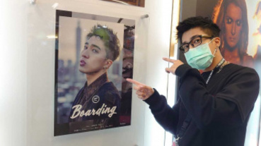 婁峻碩口罩戴好戴滿 潛進唱片行化身櫃哥賣專輯