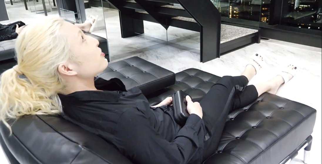 我本人就是最強風水 羅蘭全新豪宅首次公開 自建酒吧和電影院 男人王道的樂趣 Line購物