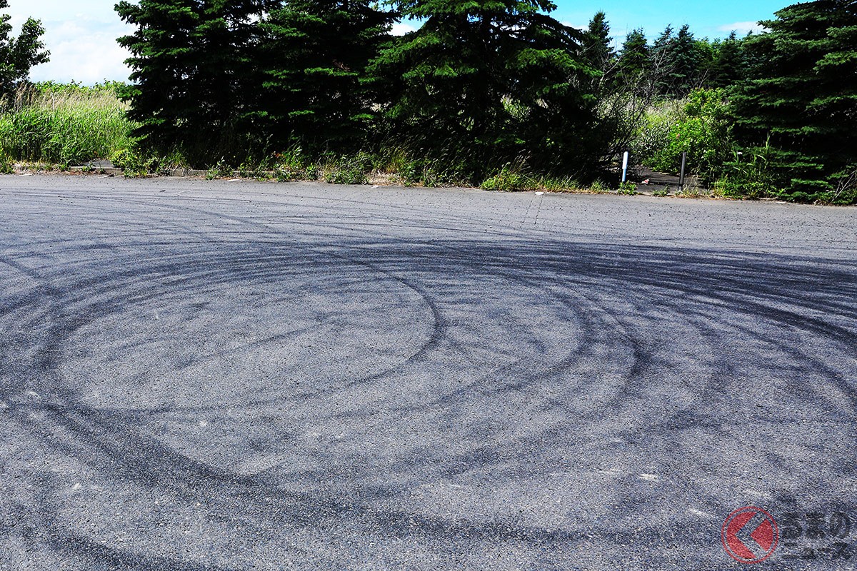 なぜ道路に「タイヤ痕」が残る？ 公道で意図的なら「器物破損罪」の可能性も！ ブラックマークが残るワケ（くるまのニュース）