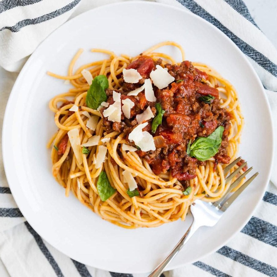 ●異國風情義大利麵●濃郁肉醬 經典不敗商品名稱：義大利肉醬麵 (麵體+醬料包)商品重量：310g土10% /包口味總共兩款：義大利肉醬麵/黑胡椒肉醬義大利麵商品原產地(國)：台灣保存方式：本商品採冷凍