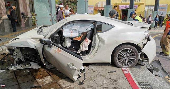 轎車詭異猛撞火車站　駕駛命危原因待查