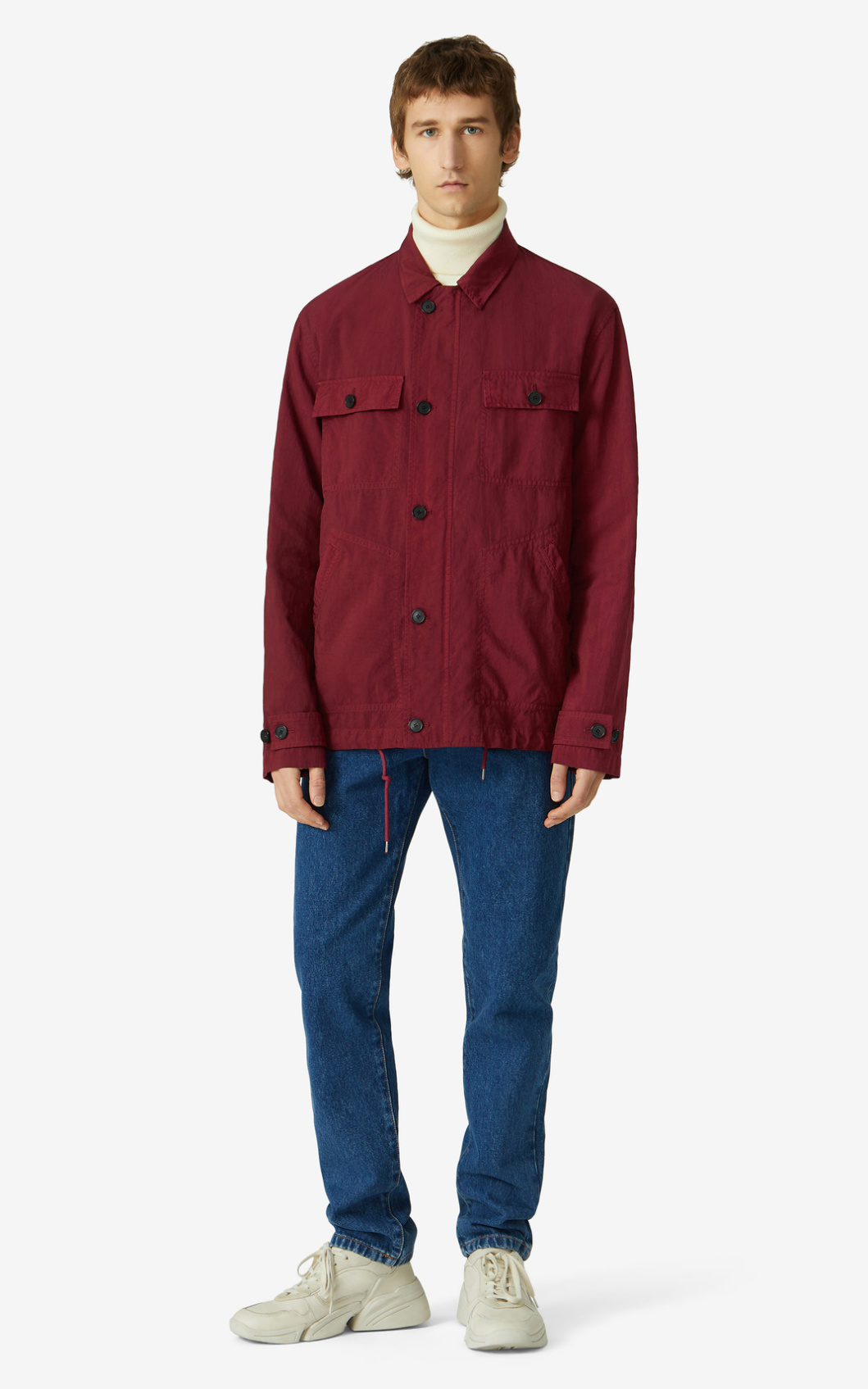 Facile à enfiler grâce à sa fermeture à boutons, elle dispose de larges poches plaquées sur la poitr