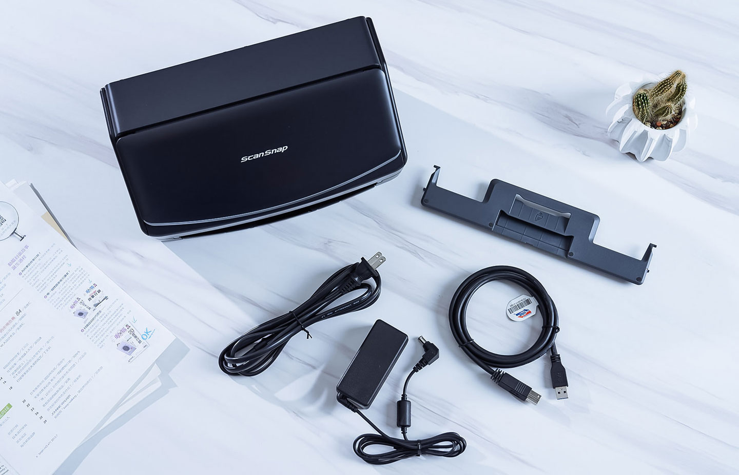 iX1600 盒內物品一覽，除了主機、電源供應器與電源線、USB 纜線之外，也提供了一個收據-掃描專用的導板。